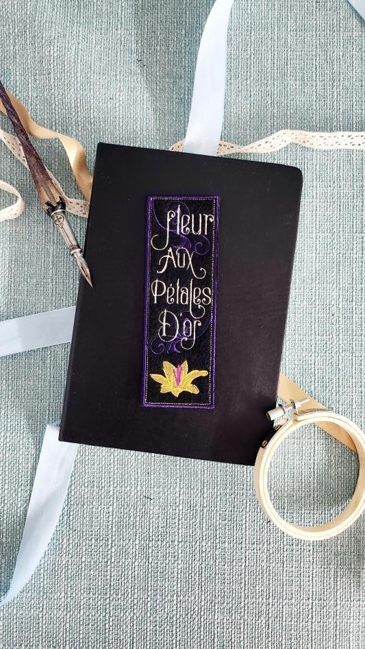 Marque pages brodé Fleur aux pétales d'or